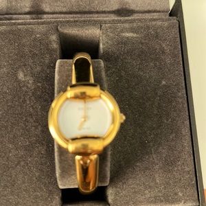 💯 % Authentic Gucci watch. Gold. Excellent condition. Only needs a battery.